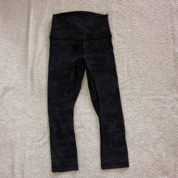 Black camo Lululemon Wunder under crop - Picture 2 of 6